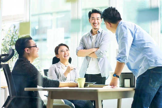 ホワイトボードで事業構想を検討する場面
