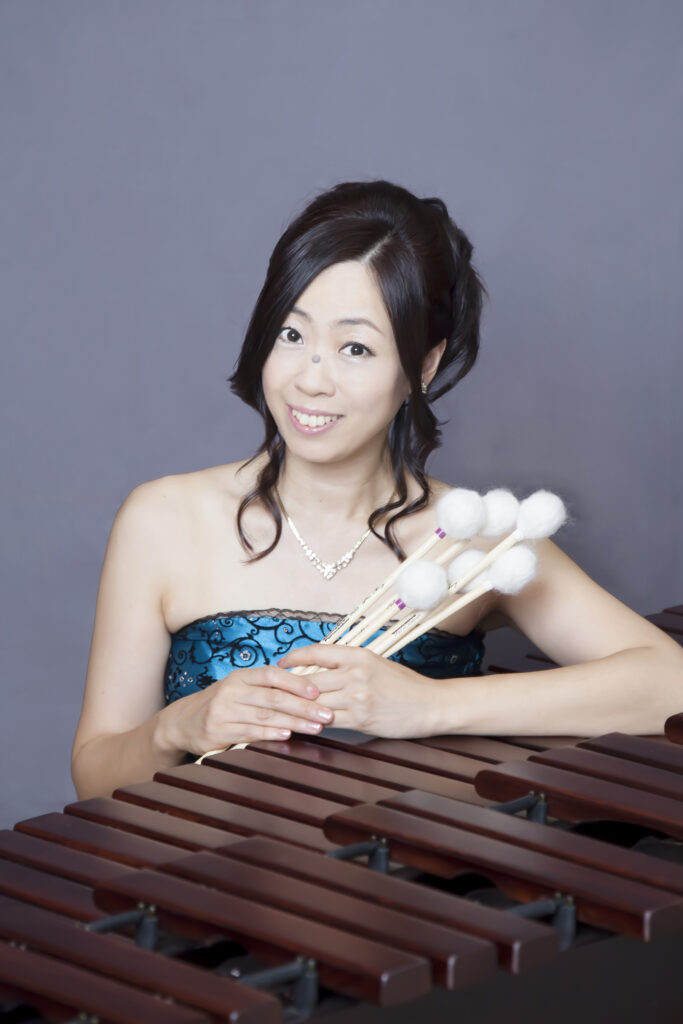 真崎佳代子氏 マリンバ演奏の様子