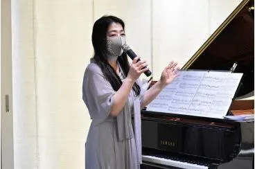黛香苗氏 ピアノ演奏の様子