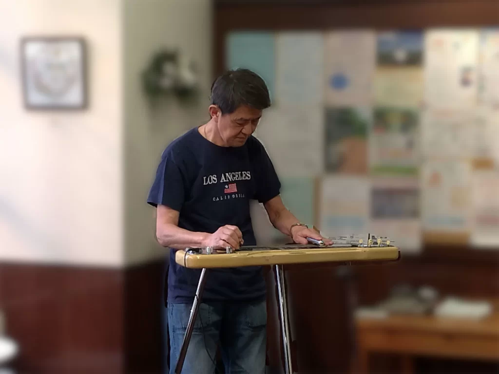 村上進氏 スチールギター演奏の様子