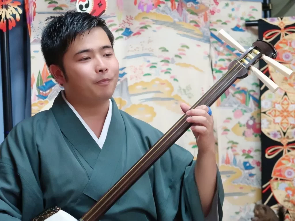 二代目 照井貢洋氏 秋田三味線演奏の様子