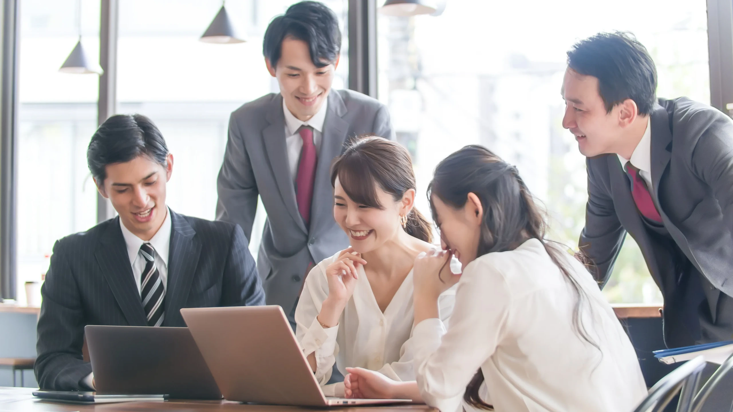 社員の仕事風景・打ち合わせ・現場でのやりとり