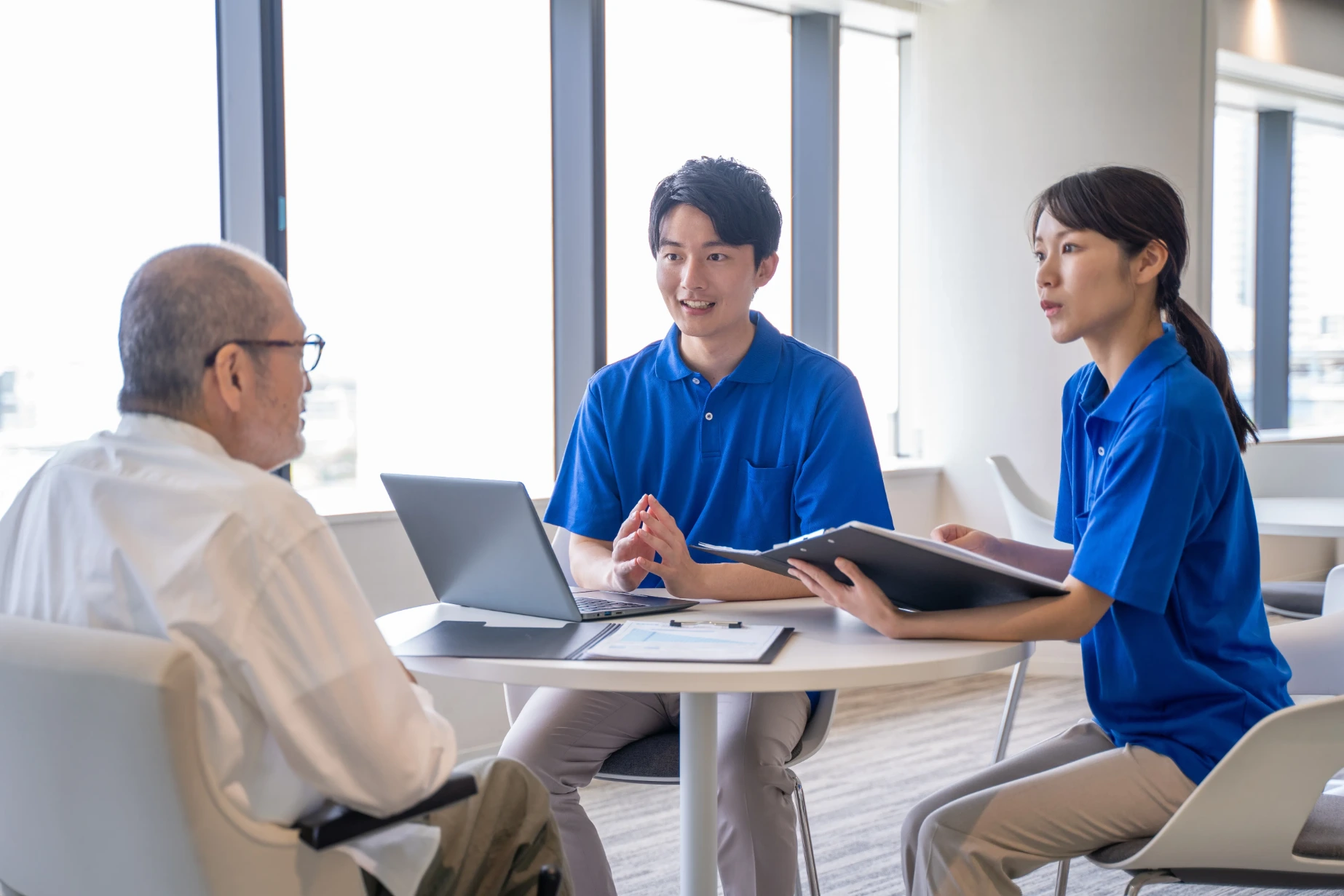 講師とスタッフ、入居者様が交流する様子