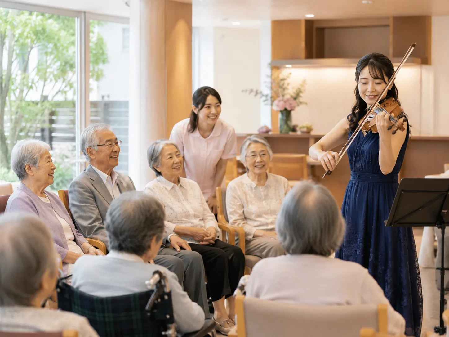 ヴァイオリンの生演奏を楽しむ様子
